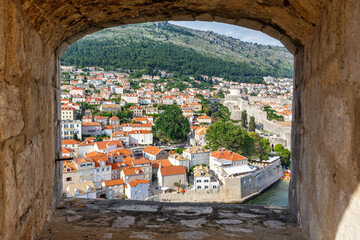 Poster - View of the old town of Dubrovnik through an opening in the wall of the fortress in Croatia