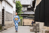 Fototapeta Na drzwi - 日本で観光する浴衣の女性２