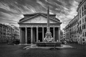 Poster - Grayscale shot of the facade of the Pantheon. Rome, Italy.