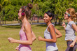 © ismel leal - Tres jovenes mujeres haciendo deporte, corriendo al sol un día de verano.
