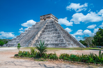 Wall Mural - Temple of Kukulcan in Chichen Itza