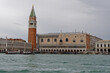 Venise (Italie) : Palais des doges vue depuis un vaporetto