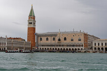 Venise (Italie) : Palais des doges vue depuis un vaporetto