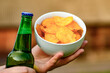 Tłuste i słone chipsy i piwo w butelce, bomba kaloryczna