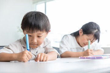 Wall Mural - 一生懸命机に向かう子ども　child studying