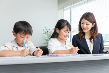 Wall Mural - 学習する子どもと塾講師　Learning children