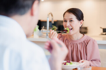 Wall Mural - 夫婦で楽しくご飯を食べる高齢女性