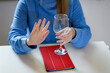 Kobieta trzymająca pusty kieliszek do wina pokazująca gest odmowy 