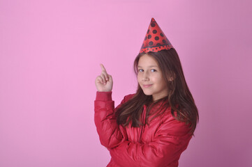 Wall Mural - criança menina com expressão usando chapéu de aniversário, comemoração de mais um ano de vida 