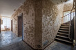 Ein Flur in einem alten Gebäude mit abblätterndem Putz an den Wänden