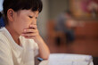 © zheng qiang - 学校の自習室で宿題をしている小学生の女の子の様子