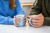 Fototapeta  - Para przyjaciół na spotkaniu w restauracji, pijący ciepłą herbatę 