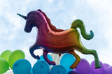 Fototapeta Tęcza - Balon w kształcie jednorożca, w kolorach tęczy na tle Warszawy. Parada LGBT przemarsz ulicami Warszawy