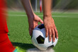 Fußballer legt sich den Ball für einen Strafstoß zurecht (Symbolbild)