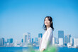 © maroke - 外を歩くビジネスウーマン