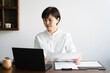 © arc image gallery - デスクワークをする日本人女性