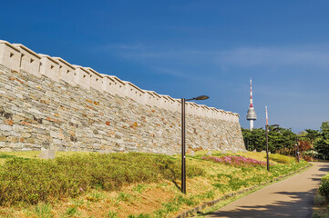 Wall Mural - 서울에 있는 남산의 서울성곽과 서울n타워