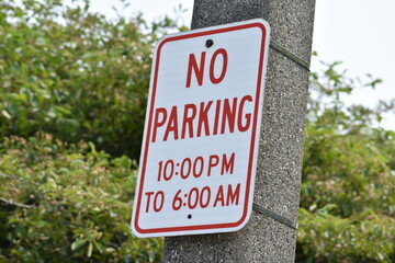 No Parking sign cautioning drivers from parking their cars between 10:00 PM to 6:00 AM 