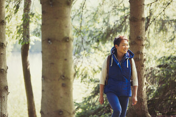 Canvas Print - Smiling woman hiking in woods