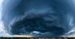 Aufzug einer apokalyptisch anmutenden Wetterfront mit dunklen Regenwolken und wolkenbruchartigen Regenschauern
