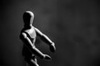 © PicsArt - Mannequin en bois pour apprendre à dessiner le corps humain en position de mouvement