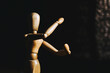 © PicsArt - Mannequin en bois pour apprendre à dessiner le corps humain en position de mouvement