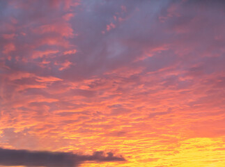 Wall Mural - Beautiful orange sky with clouds at sunset, sky remplacement, nature background