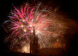 Fuochi d'artificio colorati sulla città di Acireale
