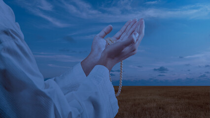 Poster - Muslim man praying with prayer beads in his hands