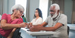 senhora idosa aluna de uma turma para adultos no Brasil conversando com seu colega de classe durante a aula