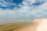 Fototapeta Krajobraz - Krajobraz morski, relaks na piaszczystej plaży, niebo z chmurami, Polska