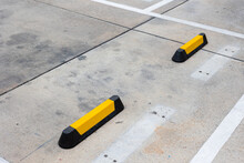 Rubber Parking Road Block Parking Curb, Wheel Stop Stoppers With Yellow Reflective Stripes For Parking Lots.