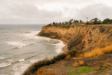  View of cliffs along the Pacific Ocean at Pelican Cove, in Ranchos Palos Verdes, California.