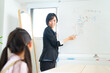 © maru54 - 子どもに向かって授業するスーツ姿の女性