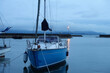 夜明けの港、ヨットと灯りの反射