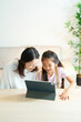 © maru54 - タブレットPCの画面を見る笑顔の親子