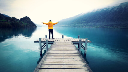 Poster - Person sitzt auf dem Steg am See