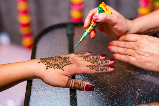 Indian Hindu bride's wedding henna mehendi mehndi hands close up