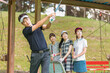 ゴルフスクール・ゴルフレッスン・ゴルフ教室をする先生と生徒
