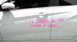 Mensaje del uso del condon rayado en un coche color blanco