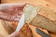 Chleb smarowany masłem nożem kuchennym