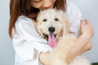 犬を抱える笑顔の女性　smiling woman holding a dog