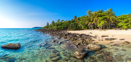 Wall Mural - Beautful tropical beach i