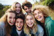 © Steffen Kögler - Teenage group with boys and girls - all laughing exuberantly and taking a selfie - vacation, youth, friendship and celebration theme - Generative AI