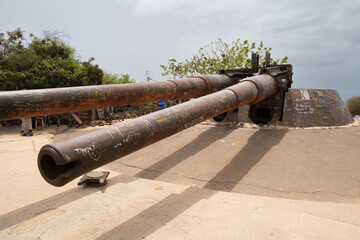 Les canons français qui défendaient l'île de Gorée au large de Dakar au Sénégal en Afrique occidentale 