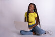 © Beatriz - Cuerpo completo joven de color sonriente feliz diversión cool TI mujer espera uso trabajo en computadora portátil pc aislado en un fondo blanco retrato de estudio.