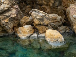 Thermalquelle in der Natur - in Dalyan mit Felsen