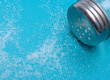 Sól biała spożywcza wysypująca się z solniczki 