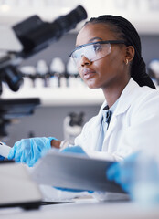 Canvas Print - Computer, black woman or scientist reading research for online analysis, sustainability or innovation. Science, studying biotechnology or African ecology expert in a laboratory for agro development