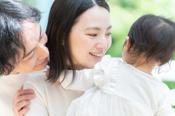 Poster - 笑顔の3人家族（ファミリー・育児・子育て・赤ちゃん）